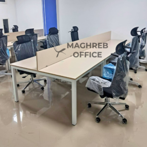 Bench de bureau moderne open space avec finitions claires, plateau clair, séparations centrales et structure professionnelle