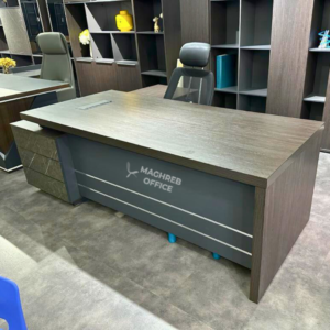 Bureau de direction finition bois foncé avec espace de travail spacieux